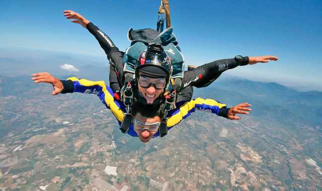 Paracadutismo, buttarsi nel vuoto con un istruttore:  il lancio tandem 